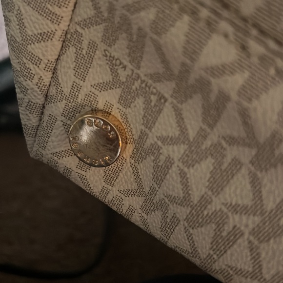 Michael Kors cream/brown signature handbag removal shoulder strap/babybag/travel - Picture 9 of 9